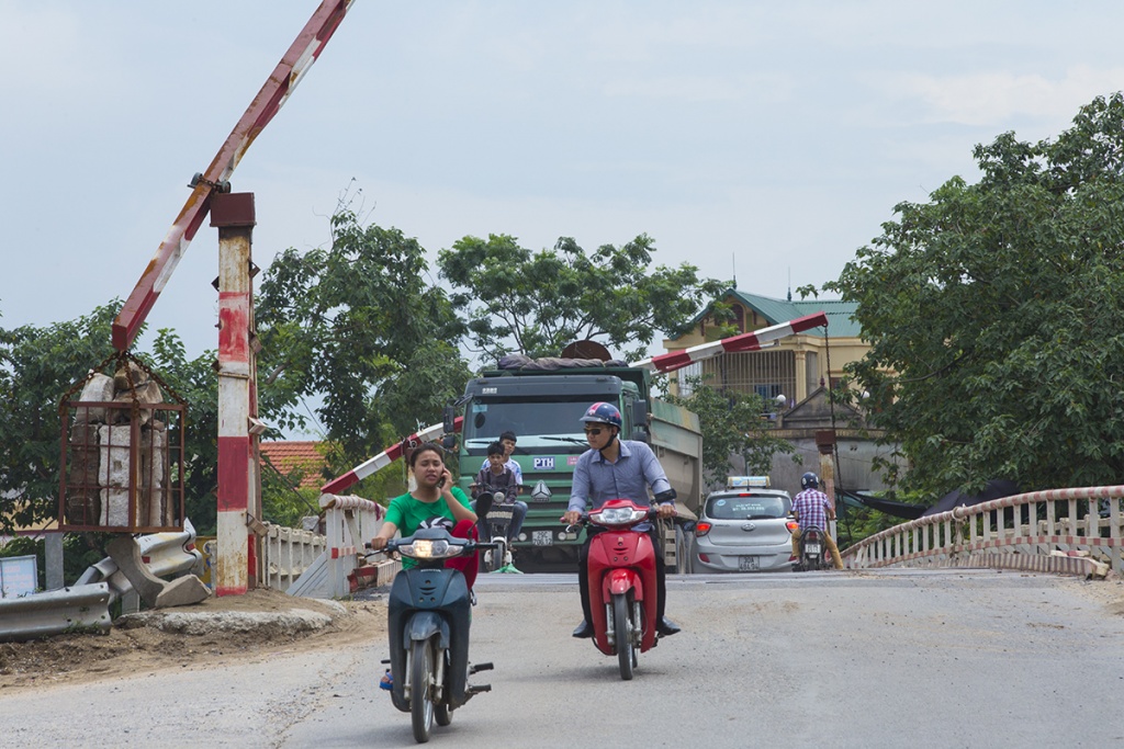 cay cau bac qua 2 the ky o ha noi hang ngay dang bi bop chet