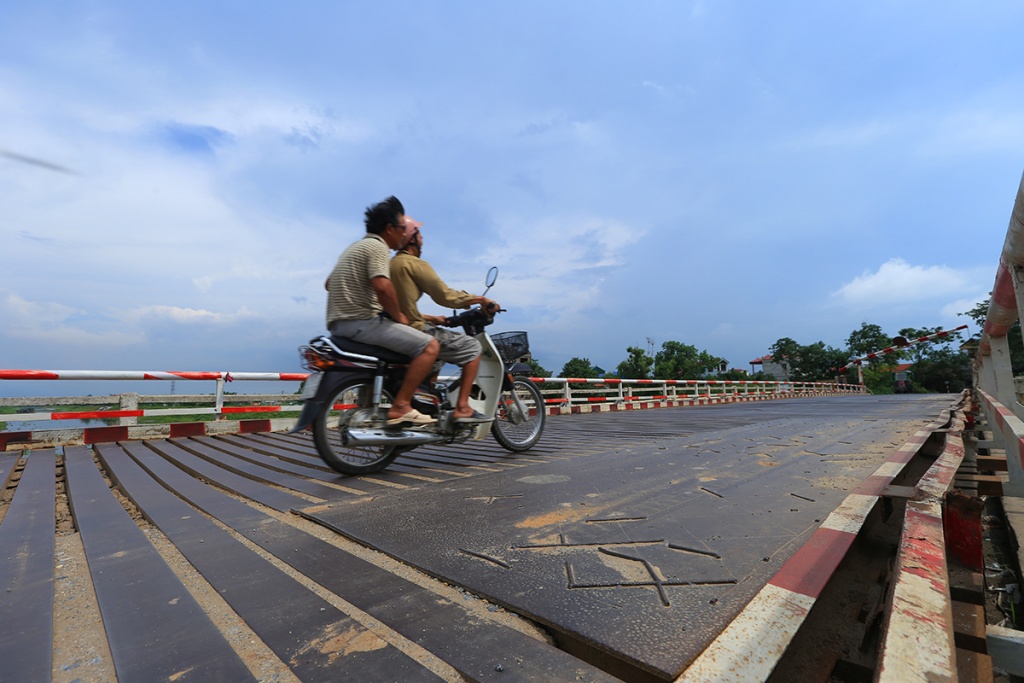 cay cau bac qua 2 the ky o ha noi hang ngay dang bi bop chet