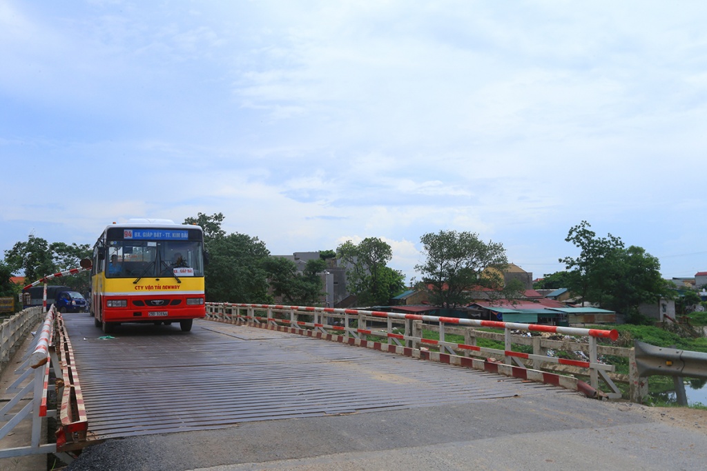 cay cau bac qua 2 the ky o ha noi hang ngay dang bi bop chet