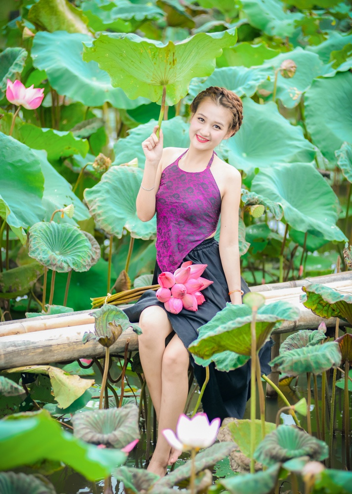 thieu nu ha thanh duyen dang ben sac sen hong