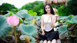 Thiếu nữ Hà thành duyên dáng bên sắc sen hồng