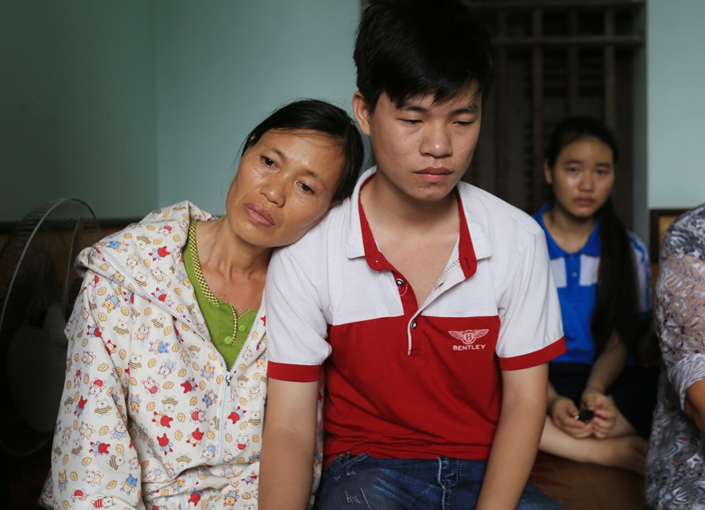 noi dau nguoi me ban ve chai co con 2735 truot hoc vien quan y