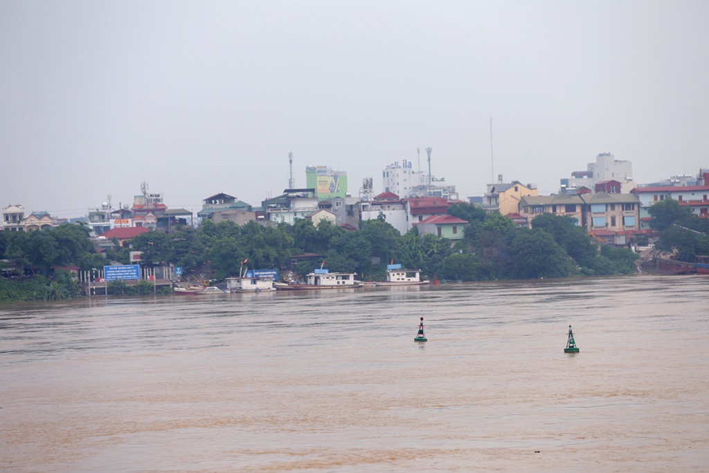 nhung hinh anh ve bai giua song hong truoc va sau dot xa lu