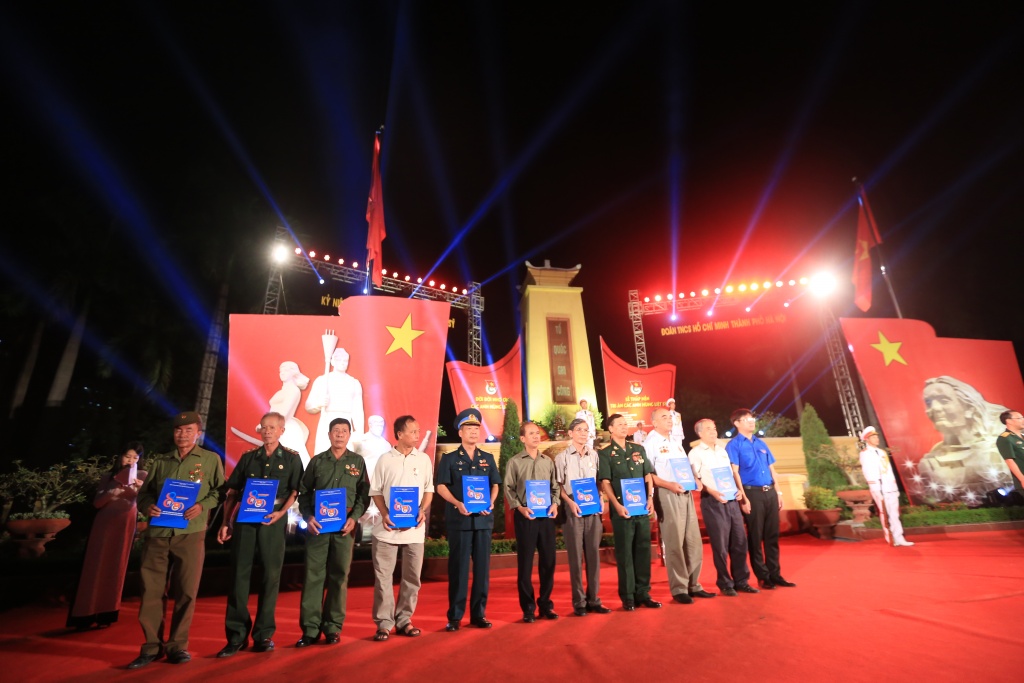 2000 thanh nien thu do thap nen tuong niem cac anh hung liet si