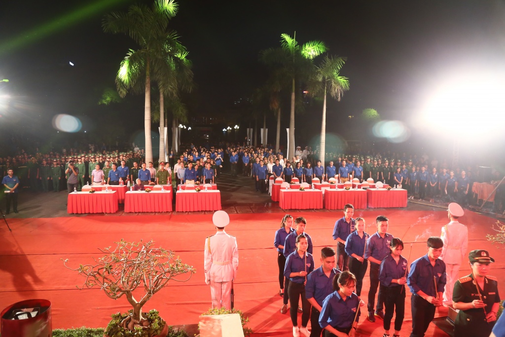 2000 thanh nien thu do thap nen tuong niem cac anh hung liet si