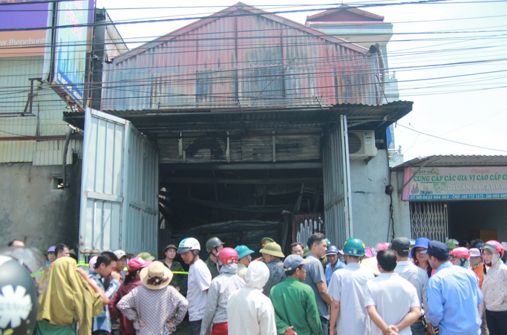 toan canh hien truong vu chay kinh hoang tai xuong keo khien 10 nguoi thuong vong