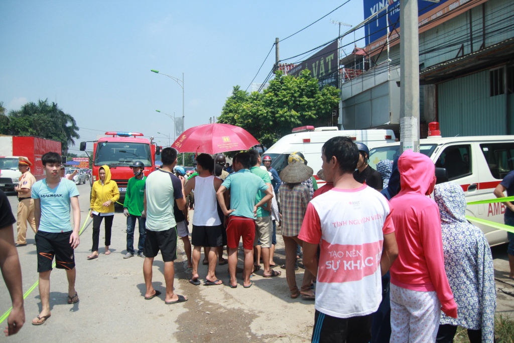 toan canh hien truong vu chay kinh hoang tai xuong keo khien 10 nguoi thuong vong