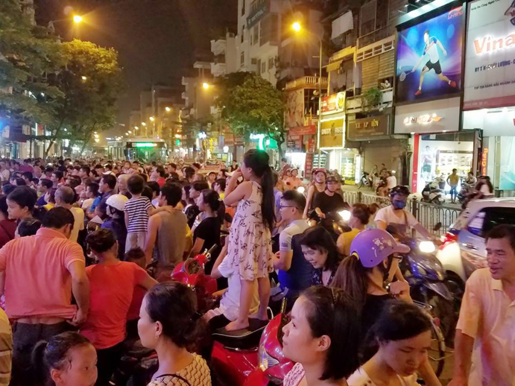 sieu thi mo thuong khien giao thong nhieu tuyen duong un tac trong dem
