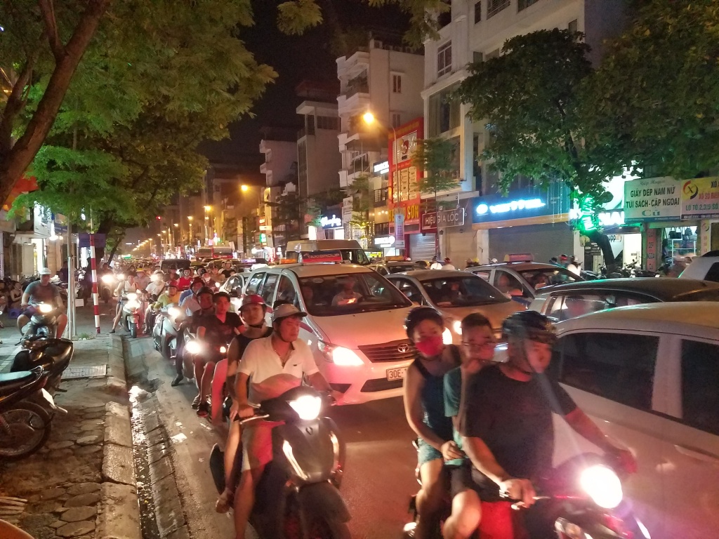 sieu thi mo thuong khien giao thong nhieu tuyen duong un tac trong dem