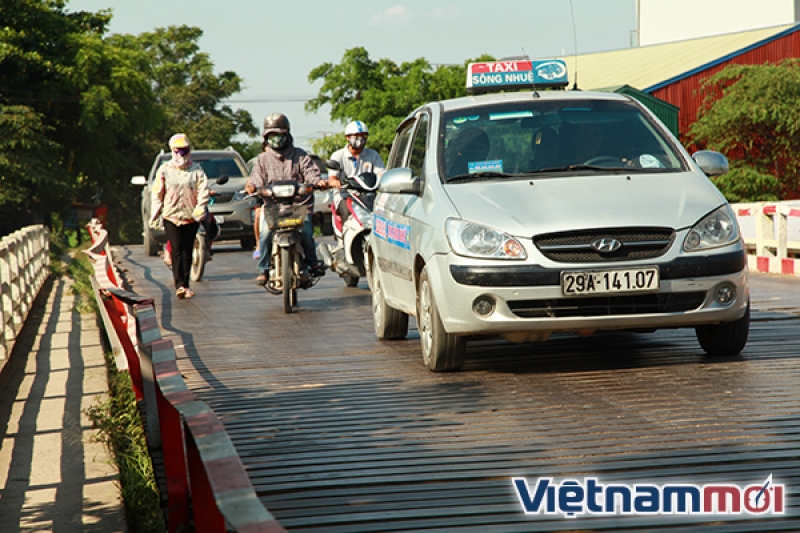 ha noi hiem hoa rinh rap tren cay cau 40 nam tuoi