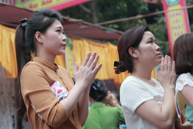 hang ngan nguoi doi mua tham du le vu lan