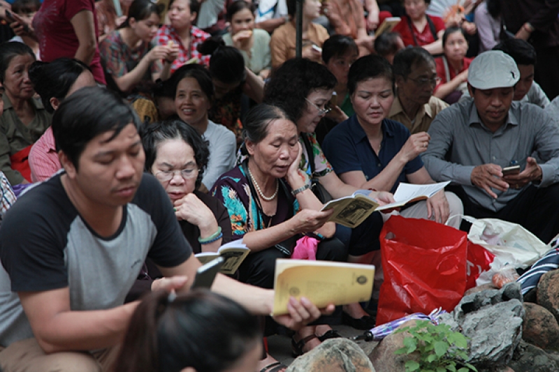 hang ngan nguoi doi mua tham du le vu lan