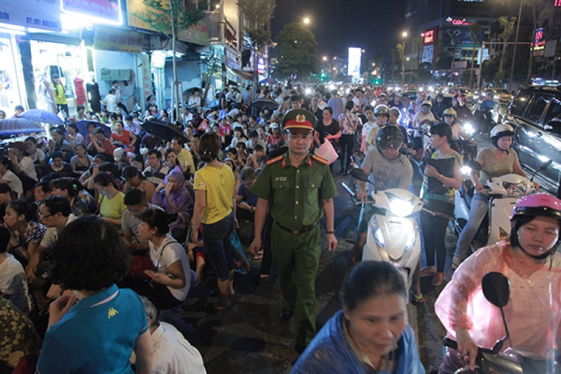 hang ngan nguoi doi mua tham du le vu lan
