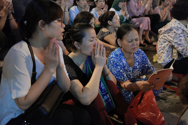 hang ngan nguoi doi mua tham du le vu lan