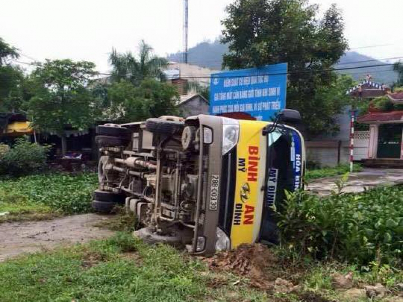 hoa binh voi re don khach xe lat nghieng