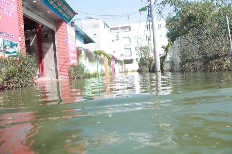 troi nang chang chang dan ha noi van duoc di thuyen dao pho