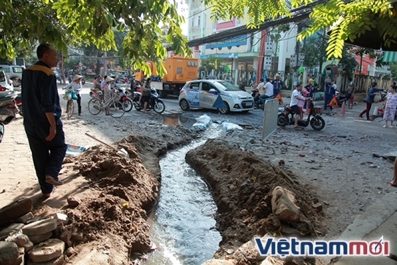 troi nang chang chang dan ha noi van duoc di thuyen dao pho