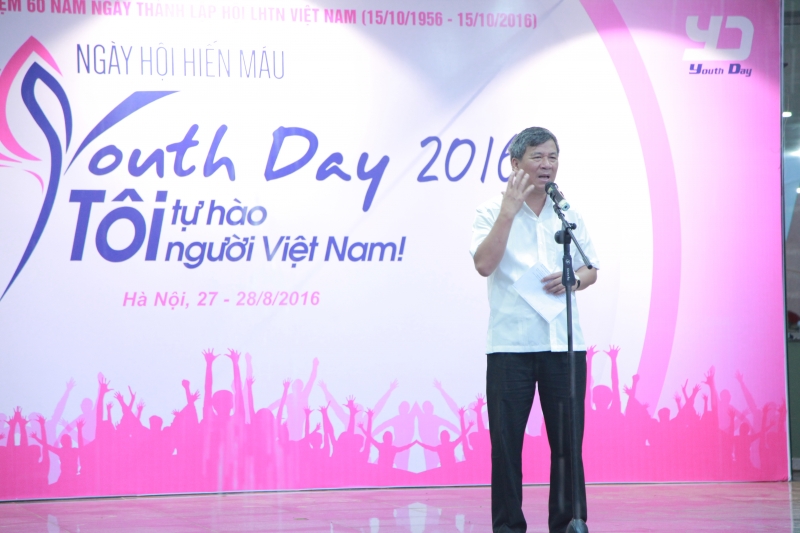 hang nghin ban tre ha noi doi mua di hien mau