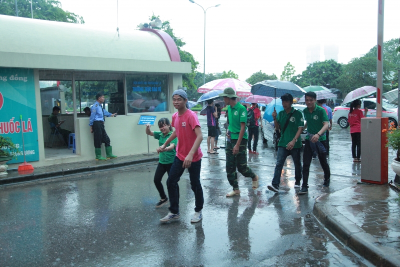 hang nghin ban tre ha noi doi mua di hien mau