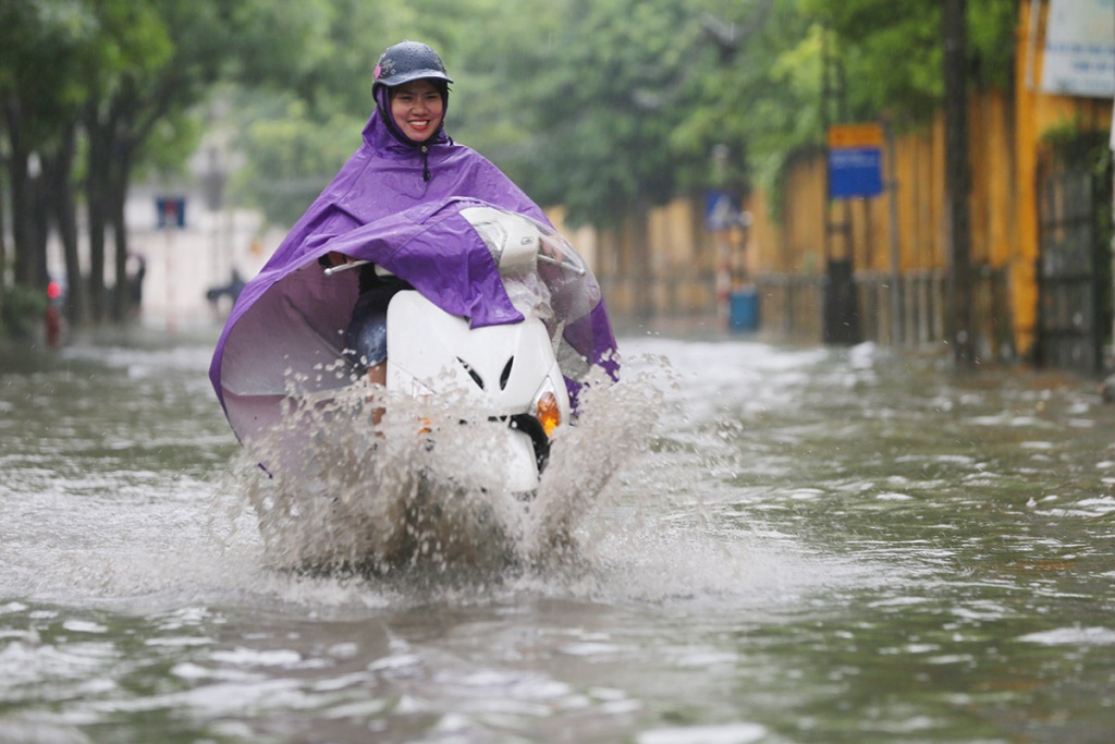 mua lon nguoi dan ha noi dap dap ngan nuoc vao nha