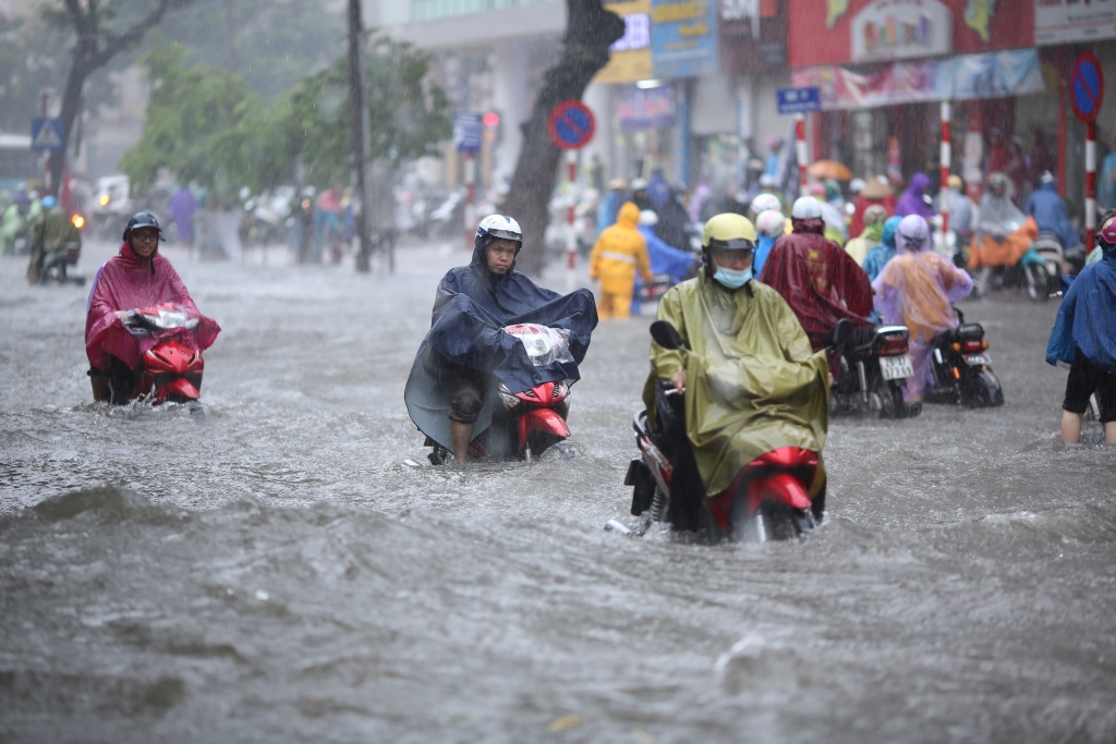 mua lon nguoi dan ha noi dap dap ngan nuoc vao nha