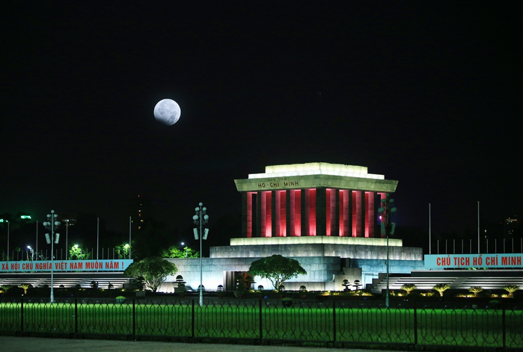 nguoi dan ha noi vac ong kinh khung canh me xuyen dem don nguyet thuc
