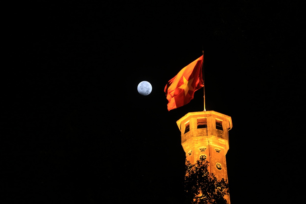 nguoi dan ha noi vac ong kinh khung canh me xuyen dem don nguyet thuc