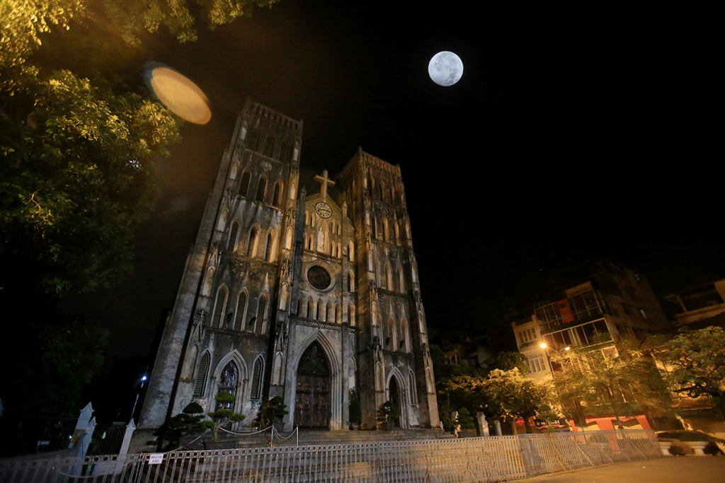 nguoi dan ha noi vac ong kinh khung canh me xuyen dem don nguyet thuc