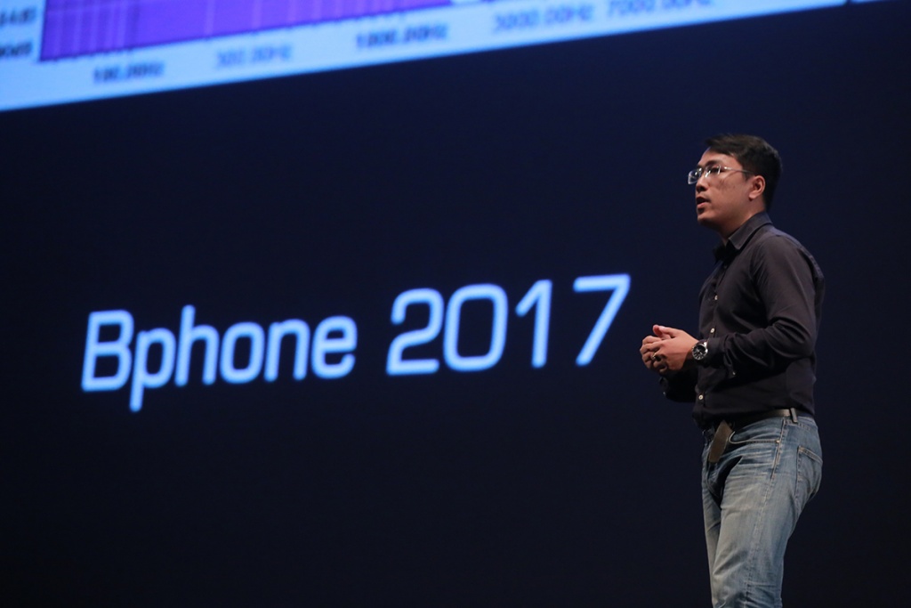 hon 2000 nguoi trai nghiem do chat den tung chi tiet cua bphone 2017