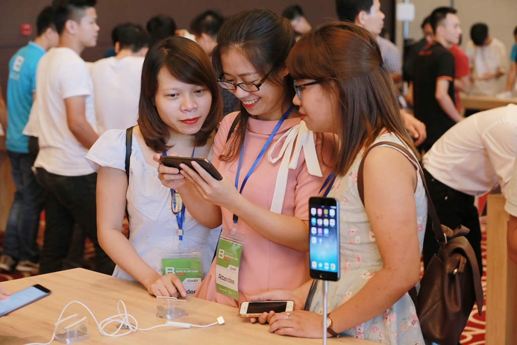 hon 2000 nguoi trai nghiem do chat den tung chi tiet cua bphone 2017
