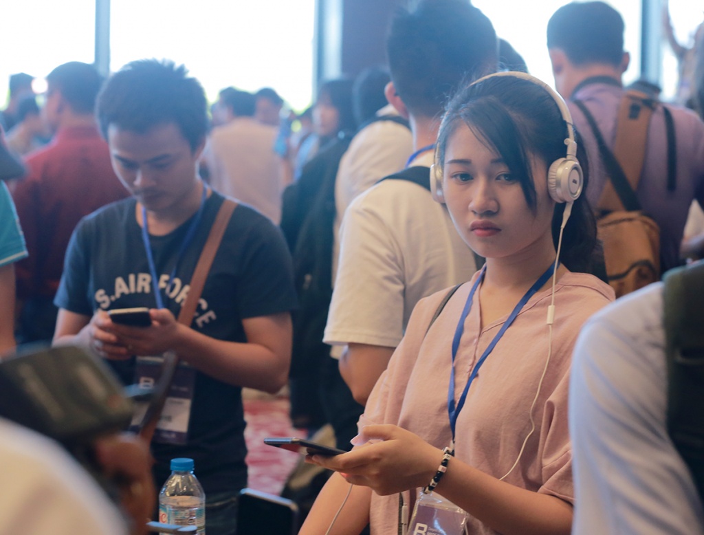 hon 2000 nguoi trai nghiem do chat den tung chi tiet cua bphone 2017