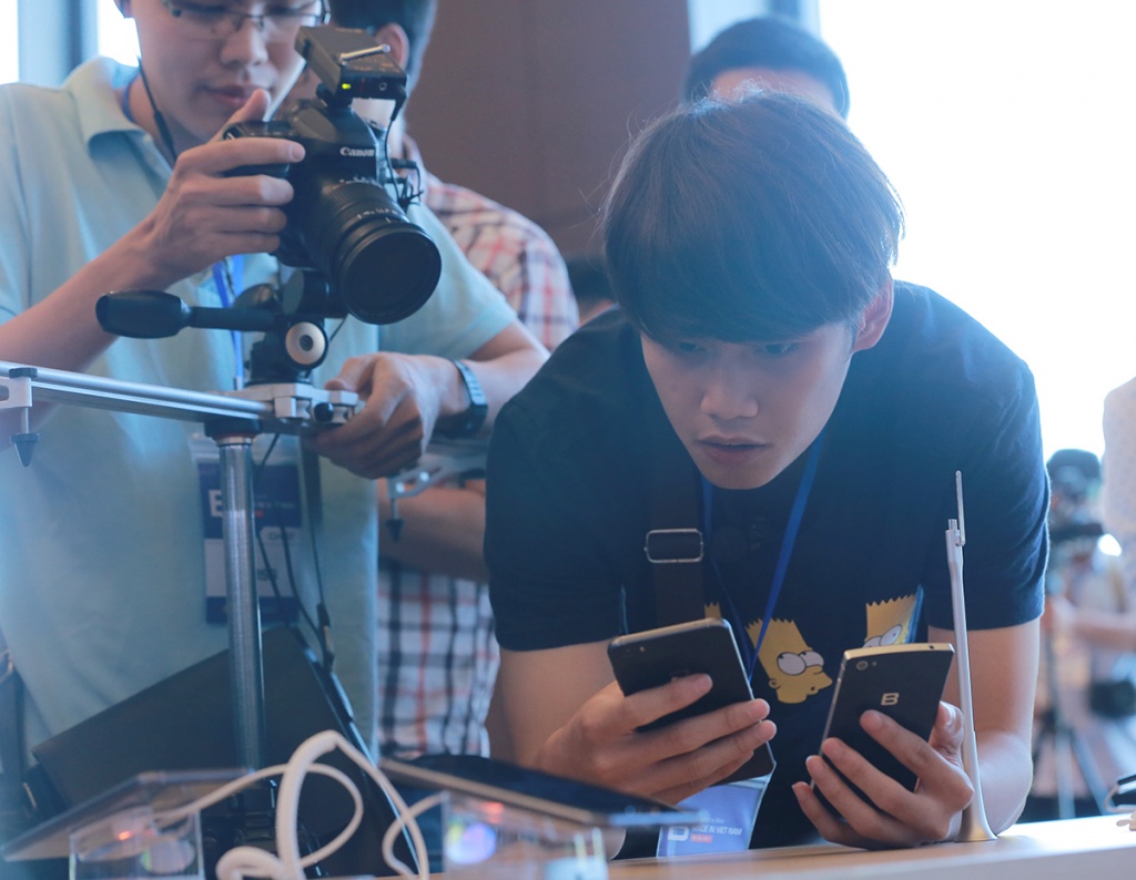 hon 2000 nguoi trai nghiem do chat den tung chi tiet cua bphone 2017