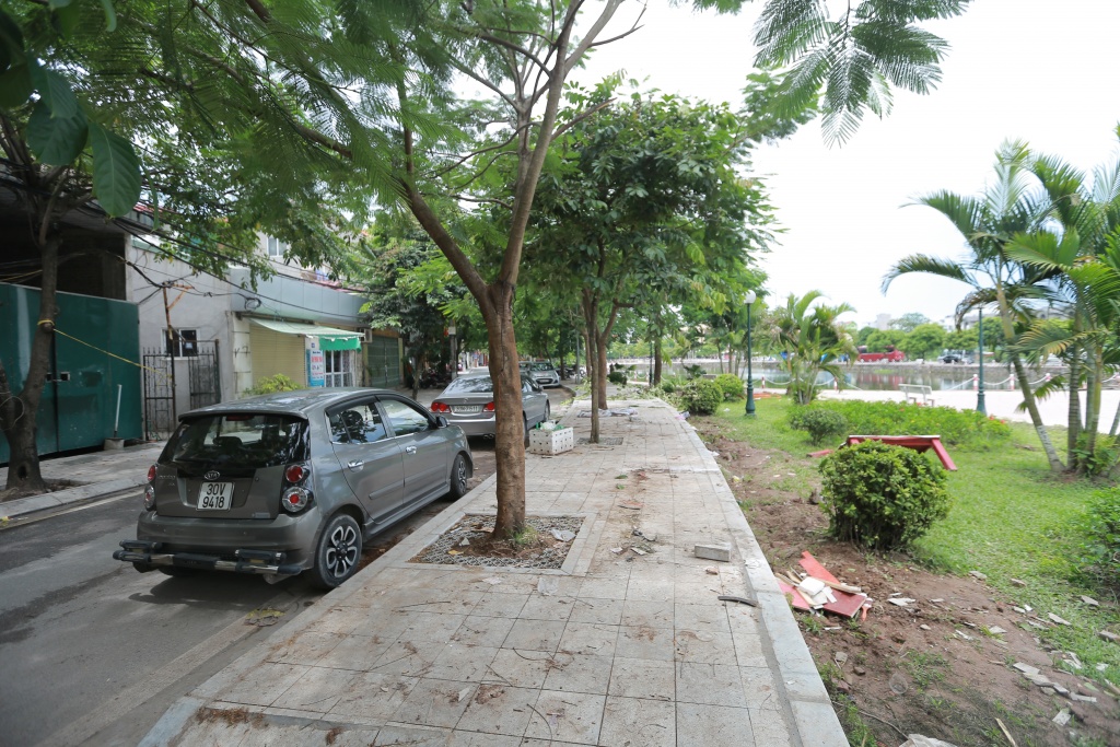 UBND quận Tây Hồ tiến hành tháo gỡ ki ốt không phép trên phố Trịnh Công Sơn ubnd quan tay ho tien hanh thao go ki ot khong phep tren pho trinh cong son