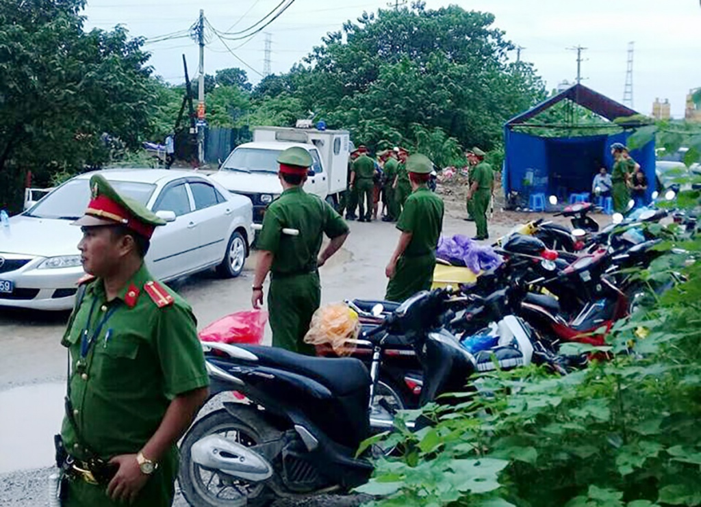 cap vo chong tuoi xang doa tu sat vi bi cuong che giai phong mat bang