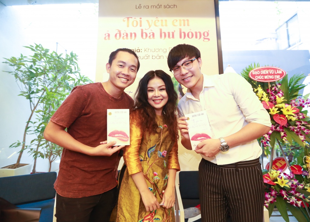 dan sao den chuc mung tac gia tre o le ra mat sach toi yeu em a dan ba hu hong