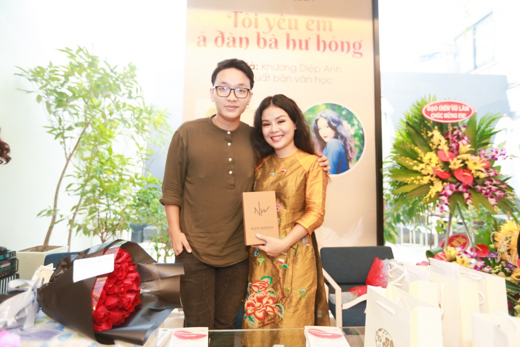 dan sao den chuc mung tac gia tre o le ra mat sach toi yeu em a dan ba hu hong