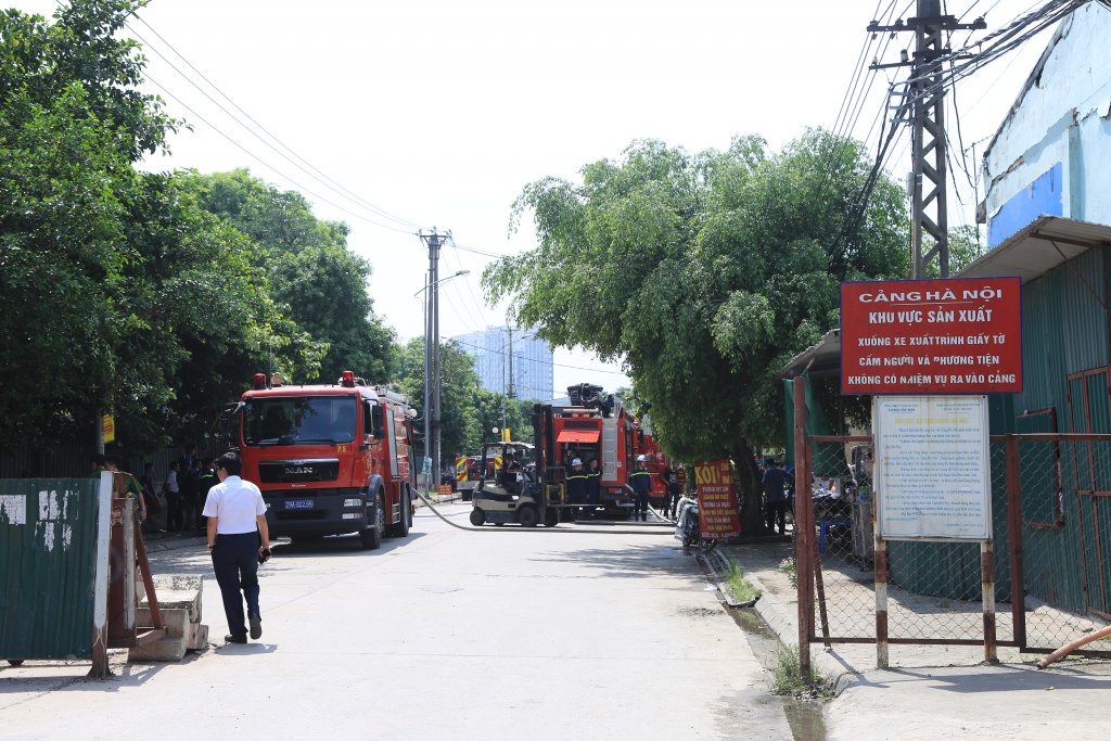 chay nha kho cang bach dang hon 20 xe cuu hoa duoc dieu dong