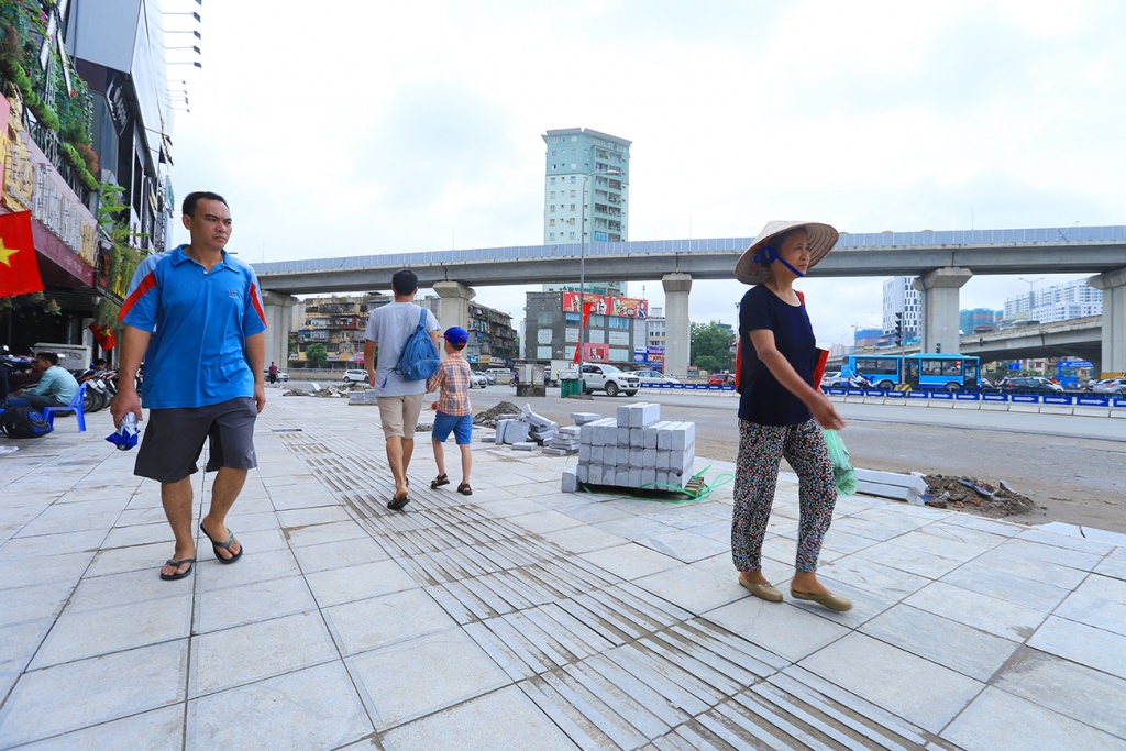 via he 12 quan tp ha noi dong loat khoac tam ao moi