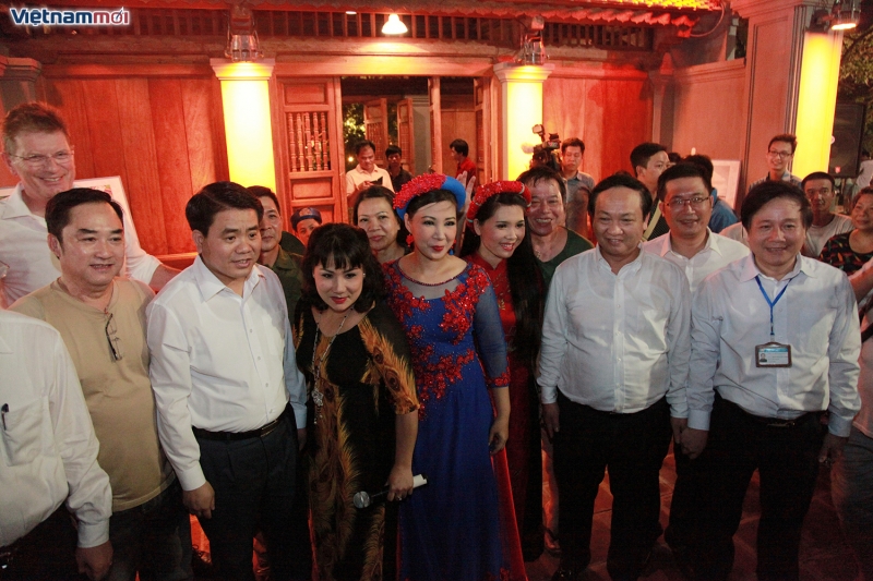 chu tich thanh pho ha noi di bo tang to he cho nguoi dan