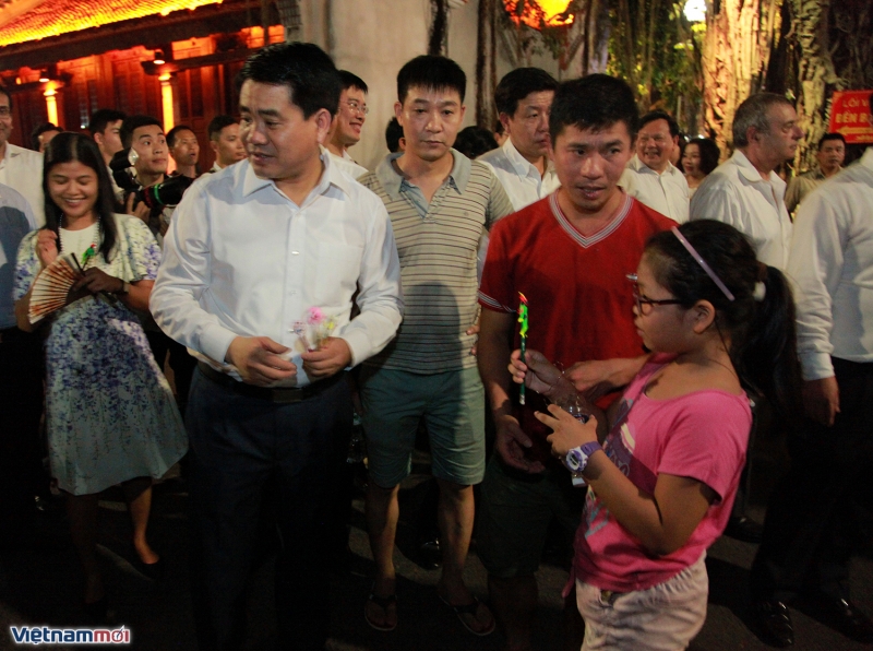 chu tich thanh pho ha noi di bo tang to he cho nguoi dan