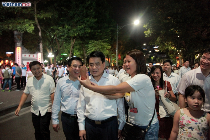 chu tich thanh pho ha noi di bo tang to he cho nguoi dan
