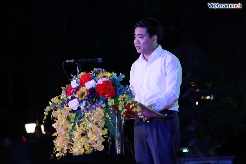 chu tich thanh pho ha noi di bo tang to he cho nguoi dan