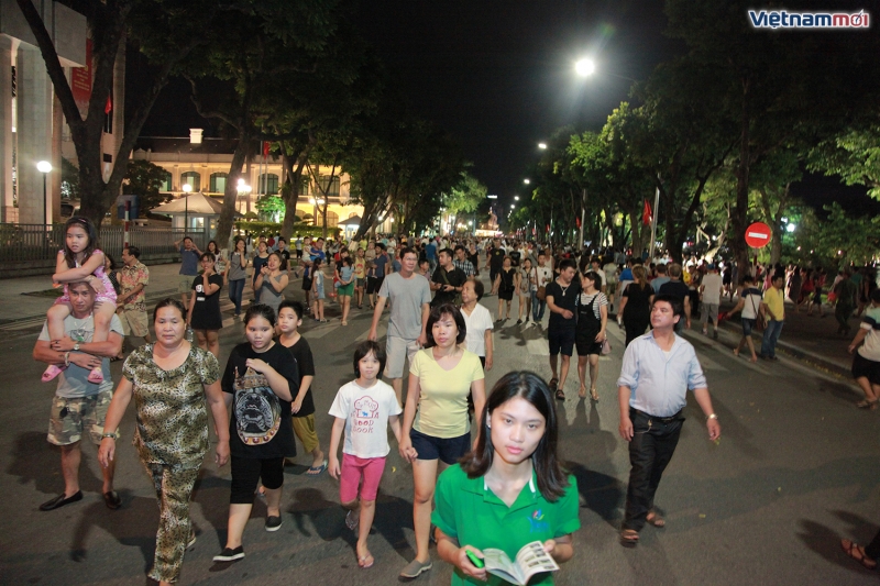 chu tich thanh pho ha noi di bo tang to he cho nguoi dan