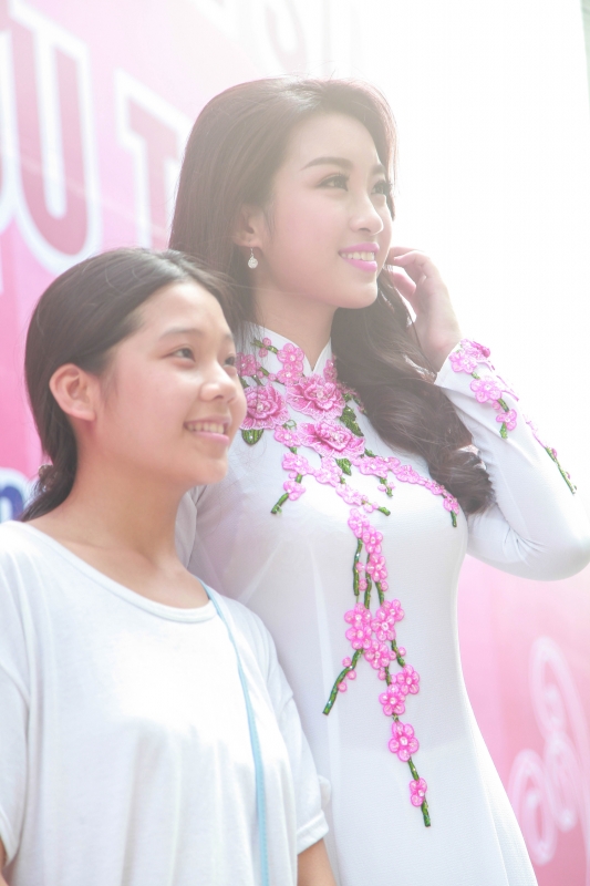 hoa hau do my linh ve tham thay co trong ngay tuu truong