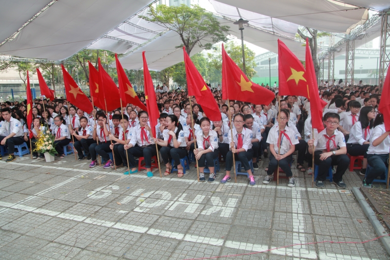 nu sinh thu do dep thuot tha trong ngay dau nam hoc