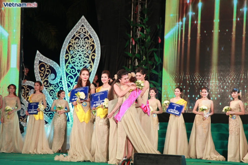 rung hoa khoe sac trong dem chung ket nguoi dep xu tuyen