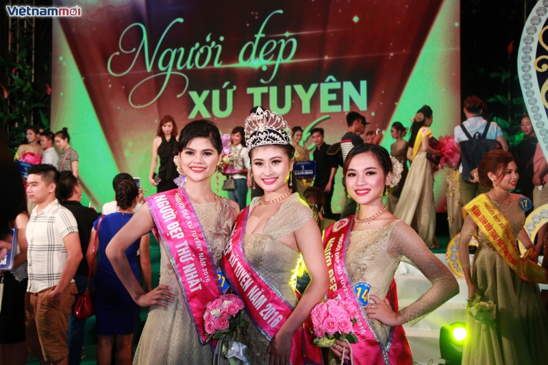 rung hoa khoe sac trong dem chung ket nguoi dep xu tuyen