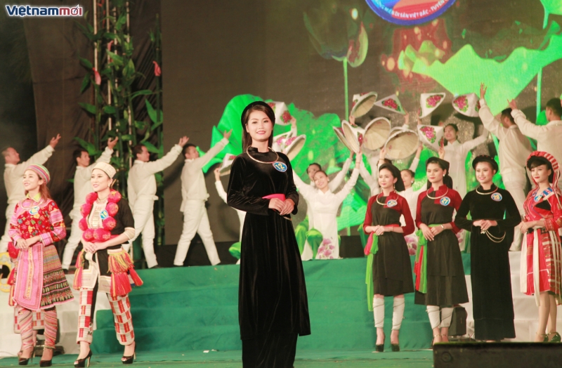 rung hoa khoe sac trong dem chung ket nguoi dep xu tuyen