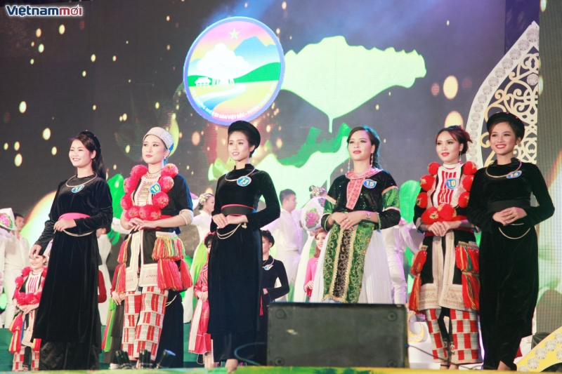 rung hoa khoe sac trong dem chung ket nguoi dep xu tuyen