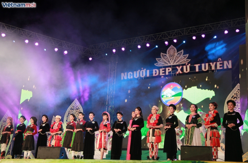 rung hoa khoe sac trong dem chung ket nguoi dep xu tuyen